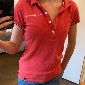 Sail Racing Piké - Säljer denna röda piké från Sail Racing i mycket fint skick! Köparen står för frakten!