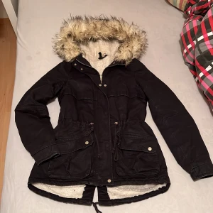 Säsong Höst jackor  -  3. Svart höstjacka. Storlek 34 (XS) 