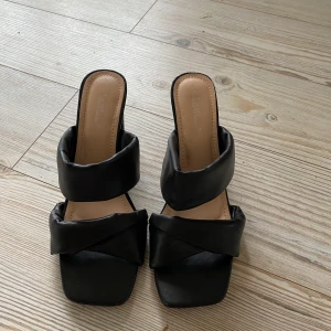 Svarta klackar - Ett par svarta super sköna klackar som endast är använd 3 gånger. Strl 41 men skulle säga att dessa är som 38/39