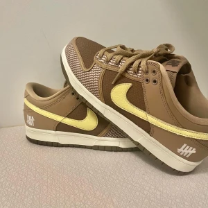 Nike dunk - Är ni redo för dom första skorna som detta företag har släppt. Detta är dom otroligt fina Nike dunk low undefeated canteen. Dess skor är otroligt fina. Låda finns även med. Storlek:42.5 Skick: 9/10 Ny pris: 4300 kr Vårt pris: 3000kr