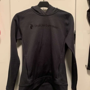 Peak performance  - Säljer denna hoodie från peak performance i storlek S nypris 1000kr säljer för 150kr. Skriv för mer bilder❤️ 
