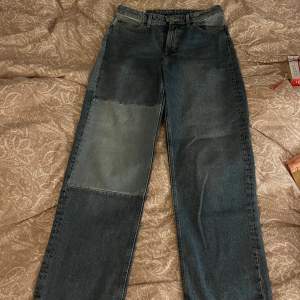 Knappt använda jättefina jeans från H&M. Storlek 42 ❣️