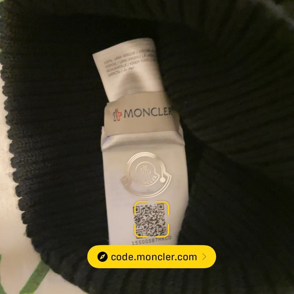 Säljer min ÄKTA moncler mössa som är ny. Perfekt nu när det börjar bli kallare ute! NFC scan och QR kod fungerar som det ska!. Accessoarer.