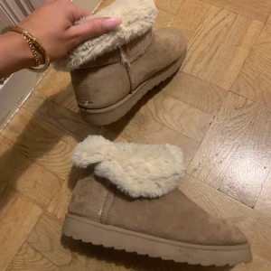 Uggs boots - Fake uggs storlek 38 säljes pågrund av fel storlek endast använda fåtal gånger 🥰 Finns i Linköping 
