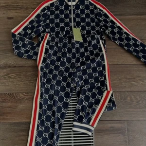Gucci dress plus T-shirt - Hejsan säljer nu min oanvända gucci dress då hellre behöver penagrna. Den är i nyskick, kvitto finns på det med.