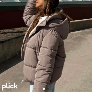 Vinter jacka - Säljer nu denna jätte fina vinter jacka. Använd typ 2-3 gånger köptes för typ nån månad sen och är i mycket bra skick. Ny pris 700, frakt tillkommer 