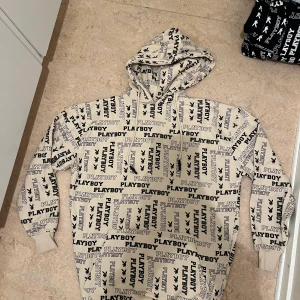 Mjukis huv tröja - Gosig och stor i strl Vill ni ha bild när jag har på mig den så kan jag lösa det! Kan mötas upp i Göteborg centrum.