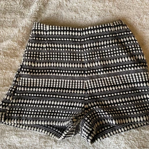 Shorts  - Snygga shorts stl 34 virkat tyg 