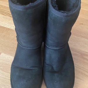 Svarta UGGs storlek 40 - Svarta UGGs i storlek 40. Använt skick men fortfarande varma och har mycket mer att ge. 