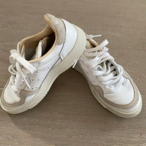 Adidas - Säljer dessa knappt använda i perfekt skick 