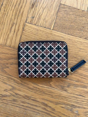 Plånbok ifrån By Malene Birger 400 KR  - Säljer en plånbok ifrån By Malene Birger, använd fåtal grr. 