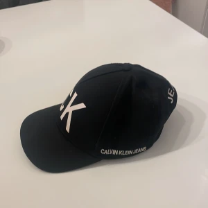 Calvin Klein - Sjukt snygg Calvin Klein keps i väldigt bra skick. Använd endast 2 ggr.  Priset kan diskuteras 
