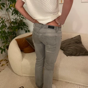 LTB gråa jeans - LTB lågmidjade jeans i storlek 27x34! Nypris 800