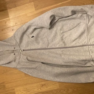 Ralph lauren hoodie  - Säljer denna ralph lauren hoodie   Okej skick  Endast cash! 