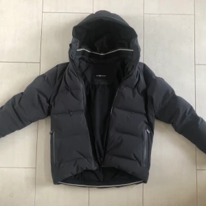 Sail racing jacka  - Stilren Sail racing jacka som är köpt för 5000 kr på NK. Jag säljer den för 1500 eftersom jag har en annan.  För frågor, skriv i chatten!