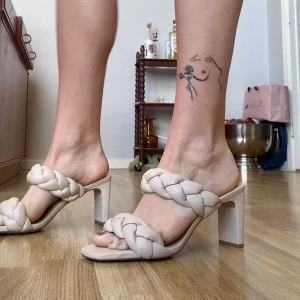 Klackskor  - Väldigt bekväma och snygga skor som jag tyvärr inte använder. Små i storleken då jag vanligtvis är en 39a.