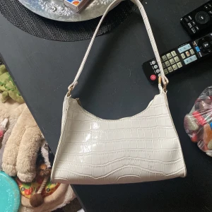 Handväska - Fin handväska som knappt är använd! dock hade den lite ”märken” på sig när den kom men det är inget som märks💕 från shein