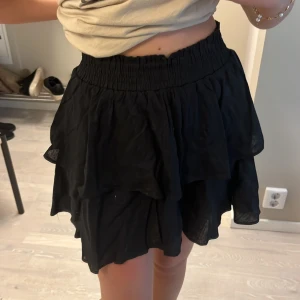 Volangkjol - Svart volangkjol i linne från Princess Polly. Helt oanvänd. Passar mig som är storlek S.