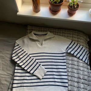 Half-zip tröja - Fin randig half-zip tröja💗 använd två eller tre gånger. Frakten är 24kr