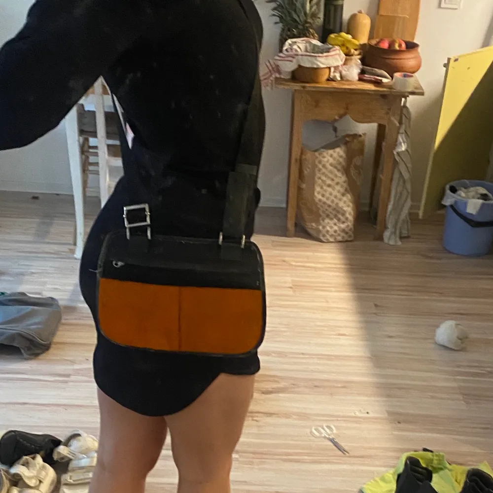 Fin, liten väska med justeringsbar band och orange ”päls” på framsidan! Fint skick! ❤️❤️❤️. Accessoarer.