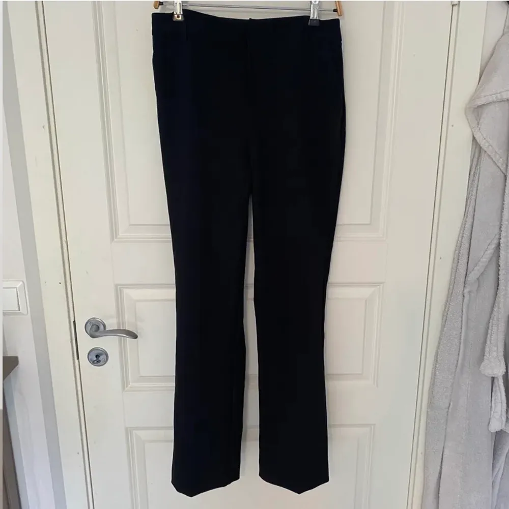 Svarta Kostymbyxor från Gina tricot, raka i modellen, använda enstaka gång. Nypris 399, Storlek 38.. Jeans & Byxor.