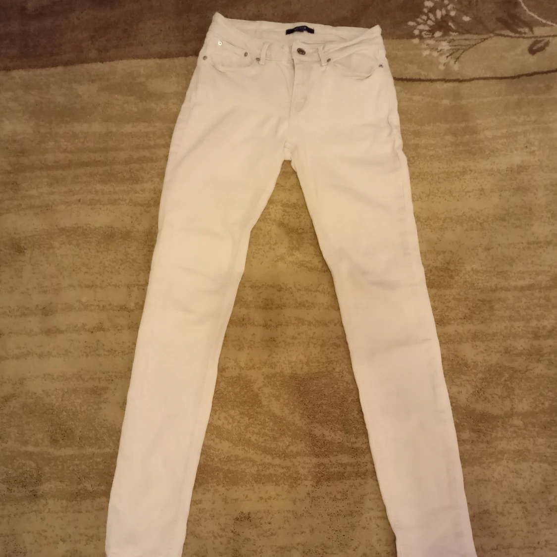 White  not bagge but not really on you.  - 90