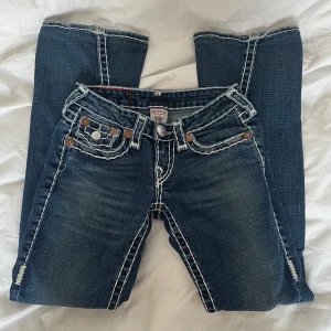 True religion jeans!! - Säljer dessa jeans från true religion i storlek 24 jätte fint skick💗bootcut och lågmidjade 