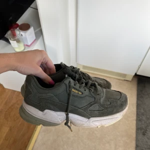 Adiddas sneakers 💚 - Gröna adiddas sneakers i storlek 38.💚 använda en del gånger men frf i bra skick!