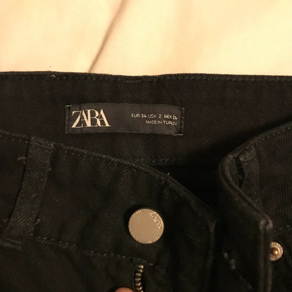 Svarta jeans från zara storlek 34, nästa helt oanvända säljwr pga av att det är för långa på mig . Jeans & Byxor.