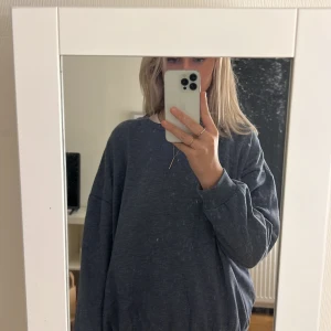 Tröja  - Blå sweatshirt från ASOS. Haft ett tag, inte jätteanvänd. Inte gått sönder någonstans och har samma kvalite som när den köptes! 