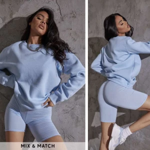 Plus blå sweatshirt från prettylittlerhing - Helt ny sweatshirt i färgen ljus blå. Den är oversized i stroken Xs men kan även användas som en S. 