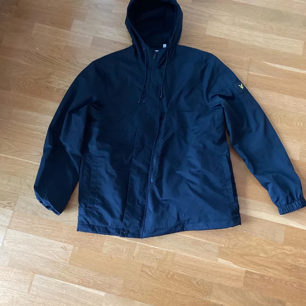 Lyle & Scott windbreaker svart. Kan vikas ihop till väska   Storlek L sitter som M  Pris 299kr  Modellen är 179 och väger 84kg, har vanligtvis M i tröjor och 33 i byxor. Jackor.