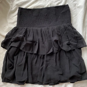 Topp/kjol  - Ett plagg som går att använda som en kjol med boots, eller som en topp med jeans/kostymbyxor mm. Passar s/m/L pga resår. Möts i Stockholmsområdet, vill du ha din vara skickad får du stå för frakten själv! 