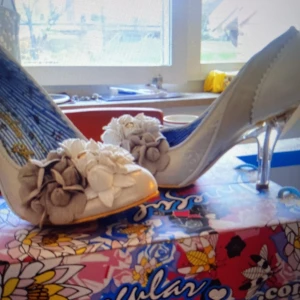 Fest pumps -  Design skor vita med blommor 