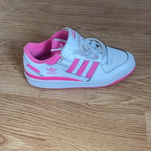 Adidas forum low - Säljer dessa fina adidas skor då dom inte kommer till användning längre. Använda ett fåtal gånger men fortfarande i bra skick. Liten defekt som knapps syns finns,kontakta om ni vill se. Ny pris 900!💗. Betalning sker via Swish💘Tryck INTE på köp nu!