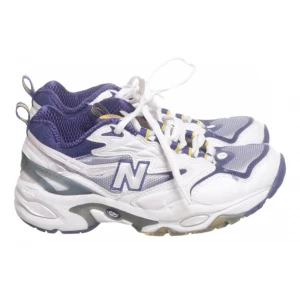 New Balance storlek 37 - Supersnygga vita med lila detaljer New Balance. Köpte på Vestiaire och skorna är i superbra kvalite med alldeles för små för mig. Passar nog 36-37 💕