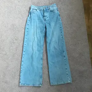 Snygga vida blåa jeans från BikBok, nästan nyskick 