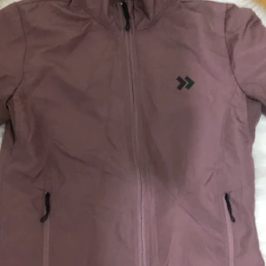 En rosa enkel träningsjacks/kofta ny - Rosa med fickor och har reflex aldrig använt helt ny 