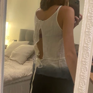 Söt topp med ombreeffekt och öppen rygg - Söt topp/ linne med ombreeffekt och öppen rygg från second female