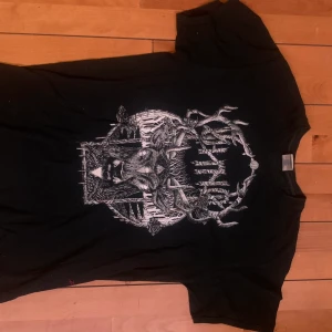 t shirt  - oanvänd, skriv till mej så kan jag kolla frakt 