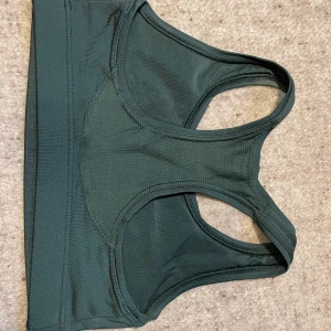 Casall sportbehå  - Säljer snygg mörkgrön casall sportbhz köpt för liten och endast använd ett fåtal gånger. Fint skick! Köparen står för frakten 