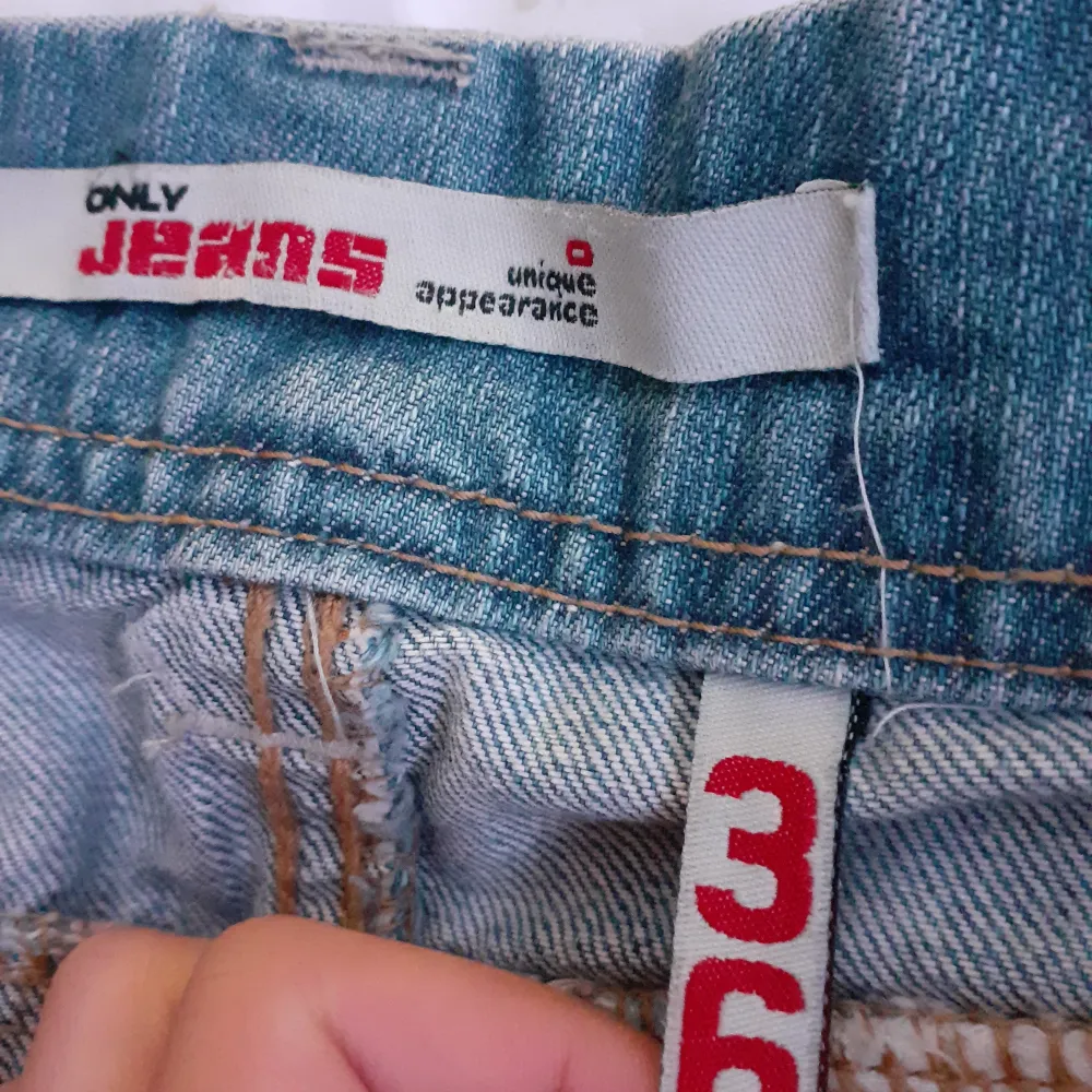 Jeans-kjol från ONLY storlek 36 (passar också på strl 38) Framfickorna går inte att öppna. Alla knappar är orginal. Köparen betalar frakten. . Kjolar.