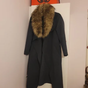 Kappa med pälskrage - Hej alla!  Jag har en jacka med pälskrage. Den är i ny skikt då jag knappt har använt  den. Kragen äŕ i fuskpäls men den ser ut att vara äkta. Jag säljer den för 350 kronor.