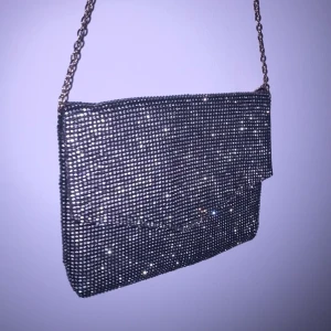 Guess rhinestone väska - Guess rhinestone väska.  Köpt i New York, säljer pga aldrig använd.  Köpt för ca 45$🫶😇☺️💕🕺🏼