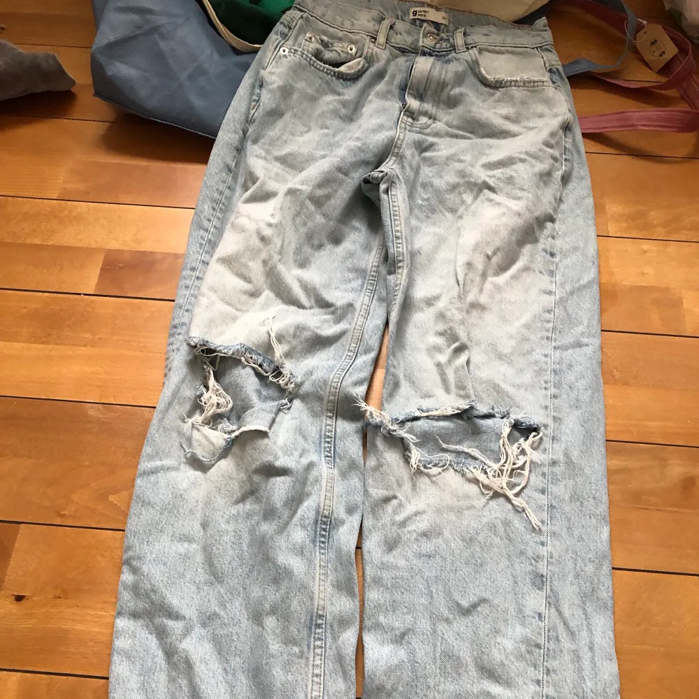 Håliga highwaist jeans! Frakt tillkommer på 60kr!. Jeans & Byxor.