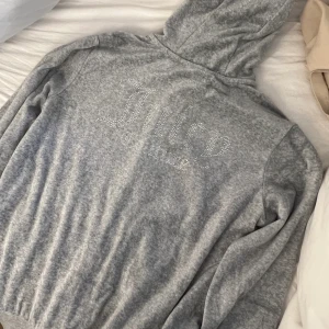 Grå juciy kofta  - Aldrig använd lappar kvar, köptes för över 1000kr säljer för 800kr vid snabb affär. Passar en XS/S