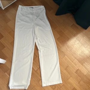 Vita kostymbyxor  - Vita kostymbyxor Bikbok Lite stretch Inga fickor och dragkedja i midjan