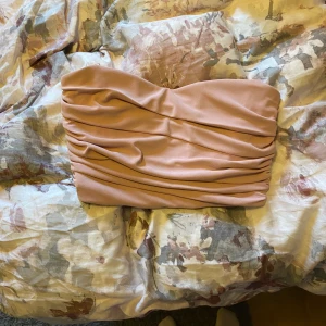 Topp - Jätte fin ”topp” utan axelband från Zara🥰 helt oanvänd! Köpte för 299 kr ny💞