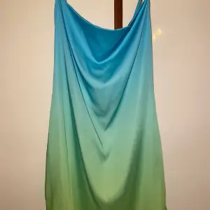 En superfin klänning i satin med ställbara band, oanvänd för att den tyvärr inte har passat🥺💚 Storlek L men supereliten i storleken och skulle säga att den passar en S/M 🍏