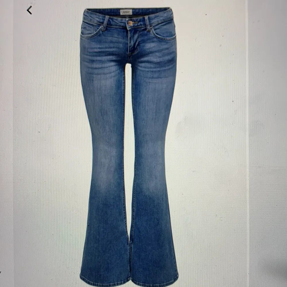 jätte fina lågmidjade jeans från Only. Dessa är väldigt lågmidjade och sitter precis över höftbenet. Super fin färg och inga defekter skicka till mig om ni vill ha bilder hur de ser ut i verkligheten! 💗. Jeans & Byxor.